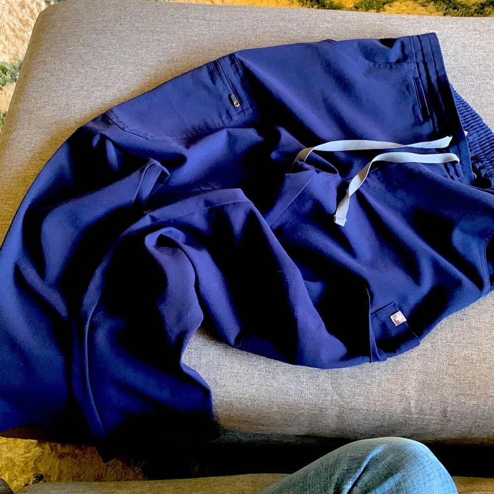 FIGS yola skinny scrub pants